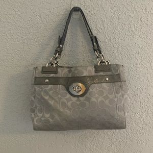 😊 Coach silver and gray signature logo shoulder bag